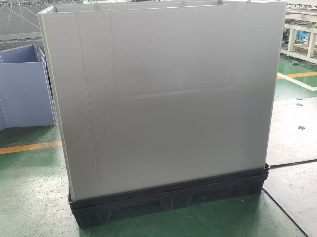 Foldable turnover box