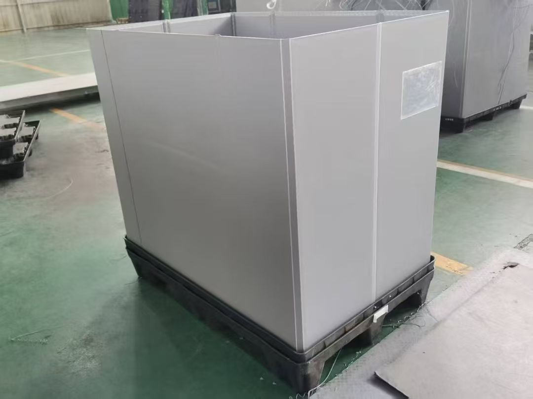 Foldable turnover box