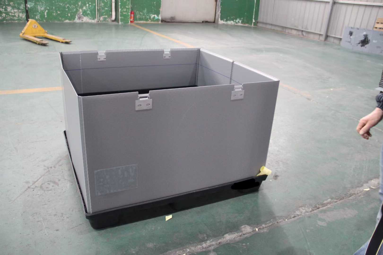 PP Collapsible Container with Locking Latches are an efficient solution for modern logistics and warehousing, combining security with operational efficiency.